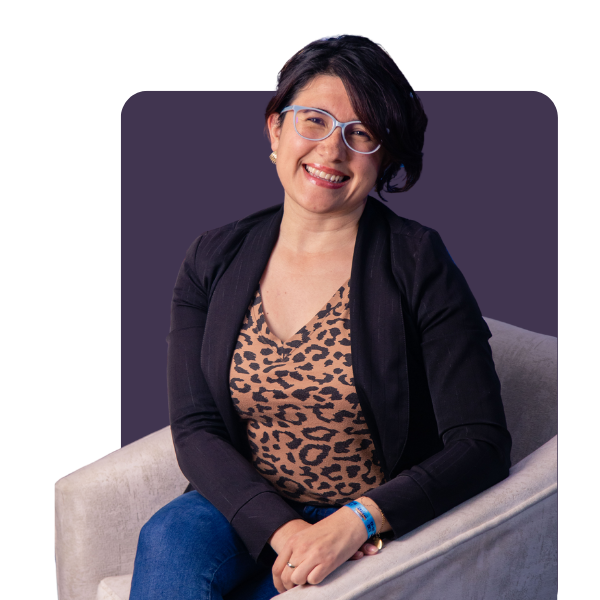 Ale Salvador sentada sonriendo